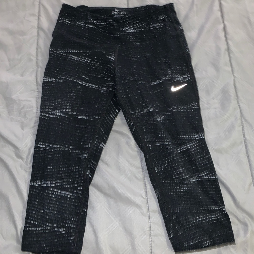 Nike 3 quarter leggings.